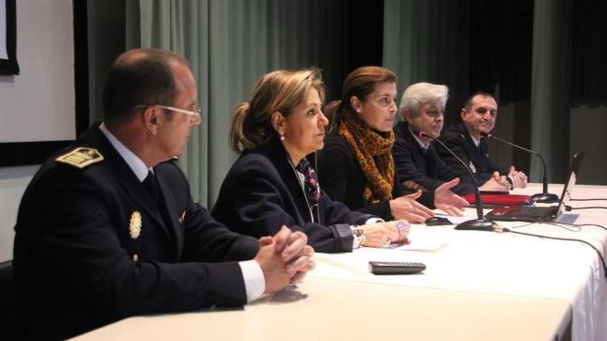 Tomás Antón, Rosa Valdeón, Clara San Damián, José María Esbec y Antonio Ramírez, ayer en el Paraninfo.