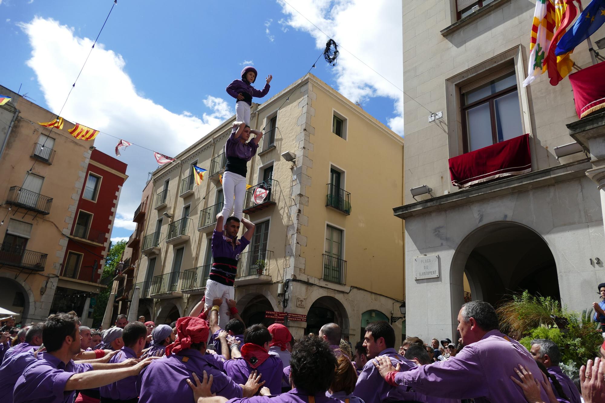 La plaça es tenyeix de colors amb la Diada Castellera de Santa Creu