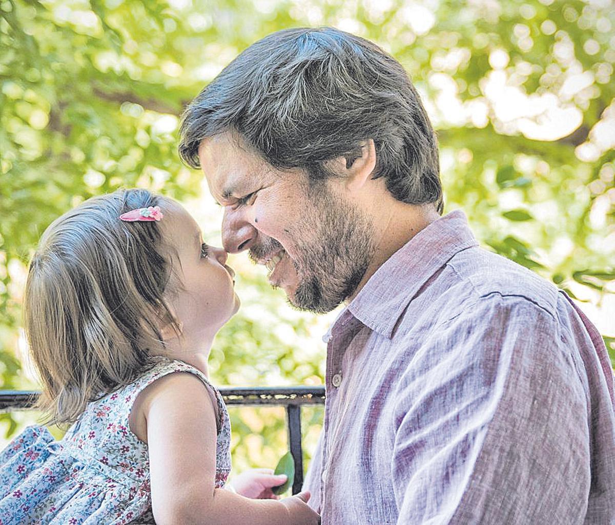 Renato Cisneros, en un gesto de complicidad con su hija Julieta