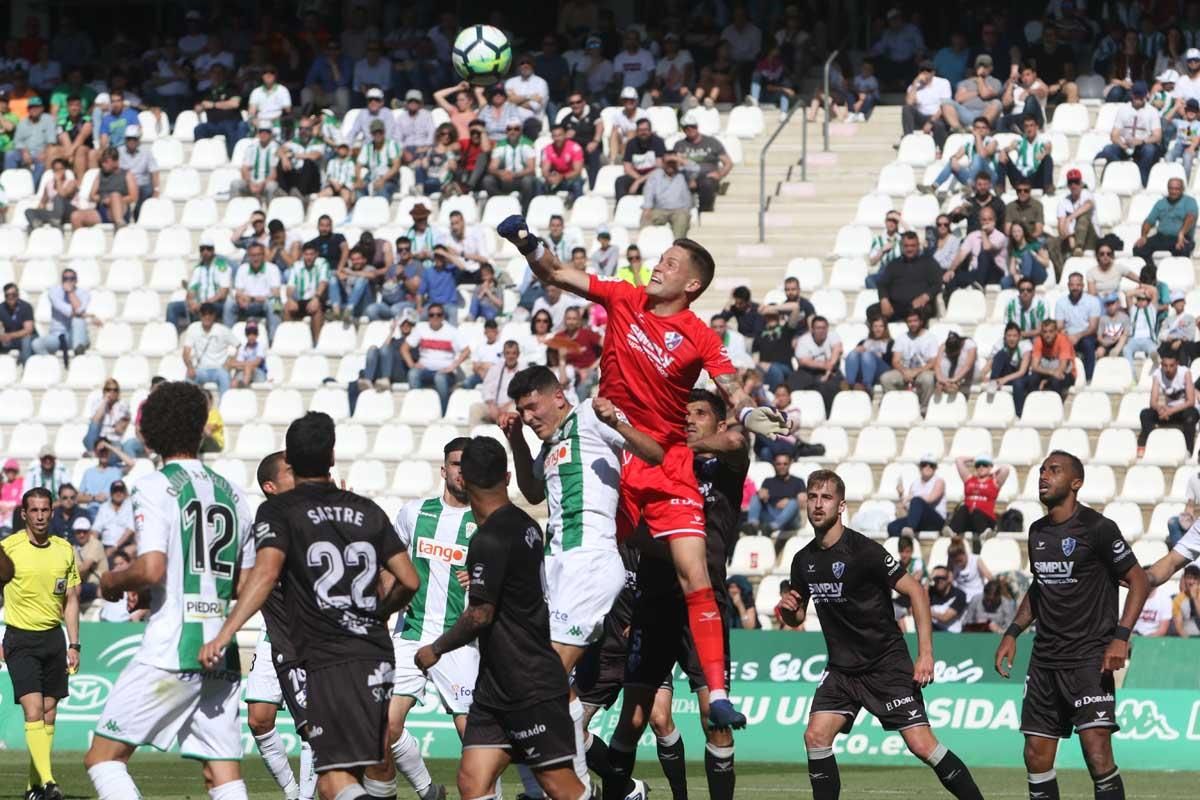 El Córdoba plantó cara al Huesca, pero murió en la orilla