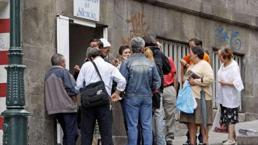 Varias personas aguardan para recibir comida del centro de la Misioneras del Silencio en Vigo.  // M. G. Brea