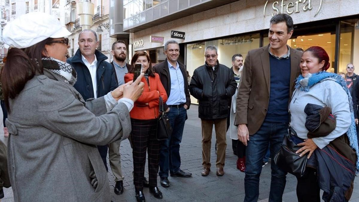 Pedro Sánchez pasea por Valladolid, el pasado jueves.