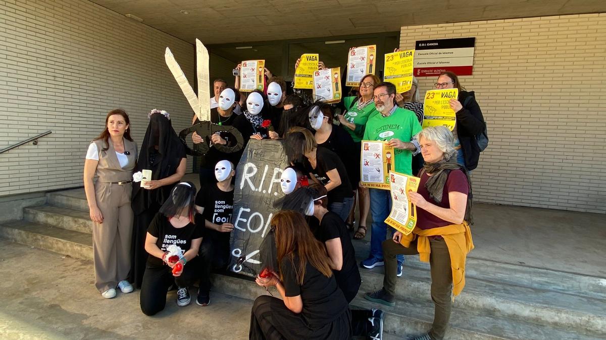 Las y los participantes en la protesta por los recortes en la Escola Oficial d'Idiomes