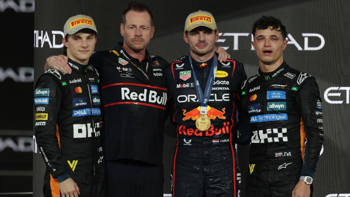 El podio de Abu Dhabi, con el vencedor Max Verstappen y los pilotos de McLaren, Piastri y Norris, nuevo campeón