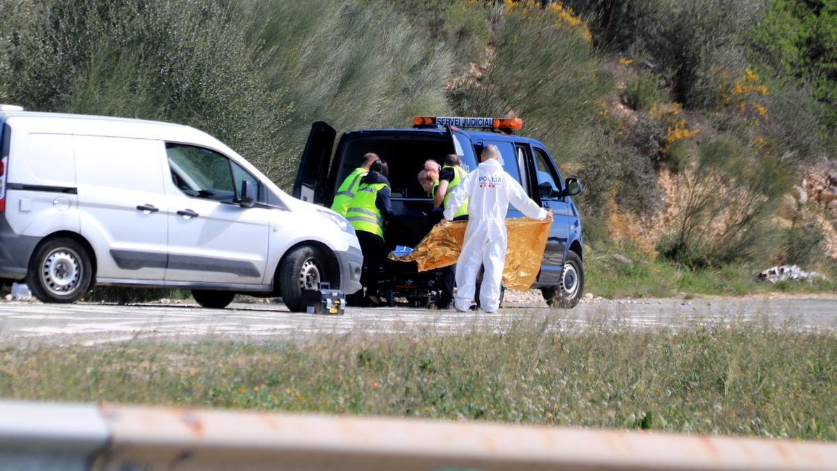 Els agents dels mossos i dels serveis funeraris fan l&#039;aixecament del cadàver de la noia morta trobada a Móra la Nova