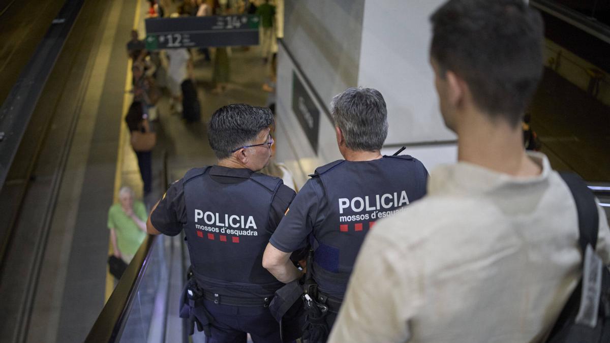 Dos agents dels Mossos d'Esquadra