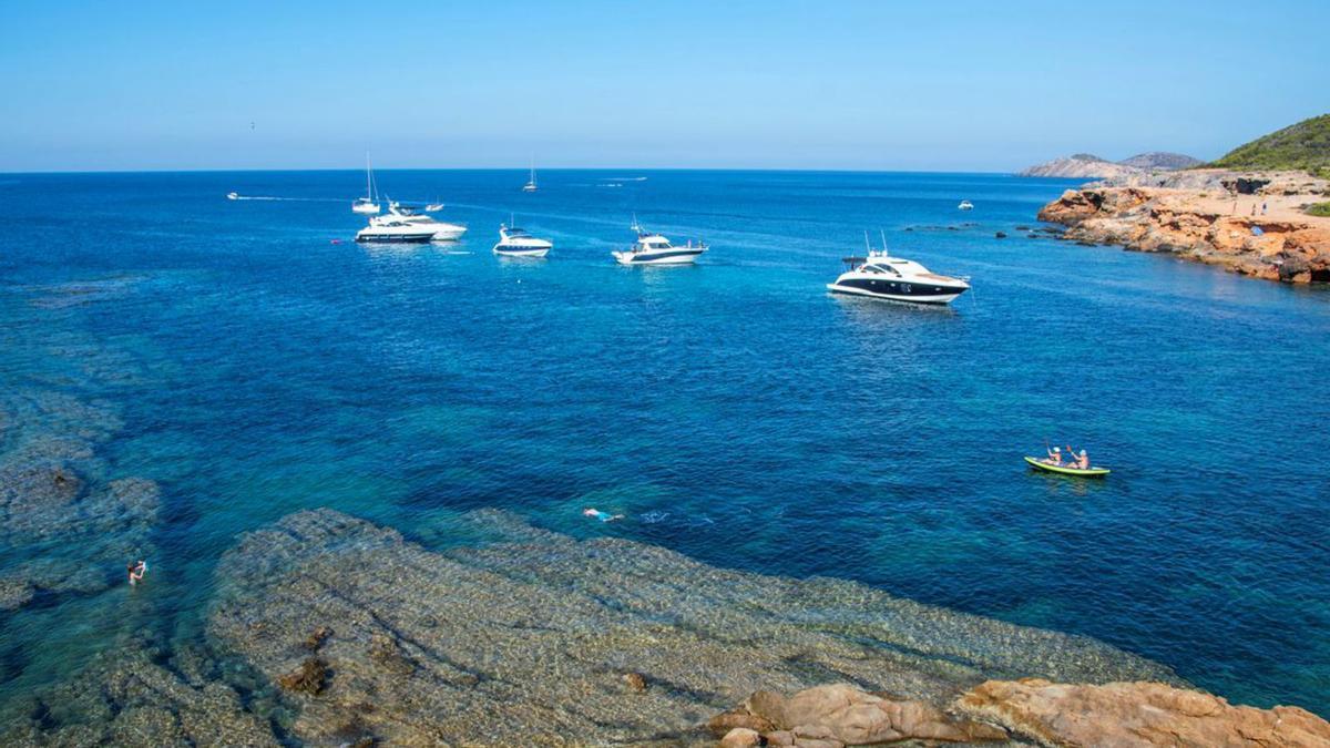 La costa de Santa Eulària, perfecta para la práctica deportiva. | D.I.