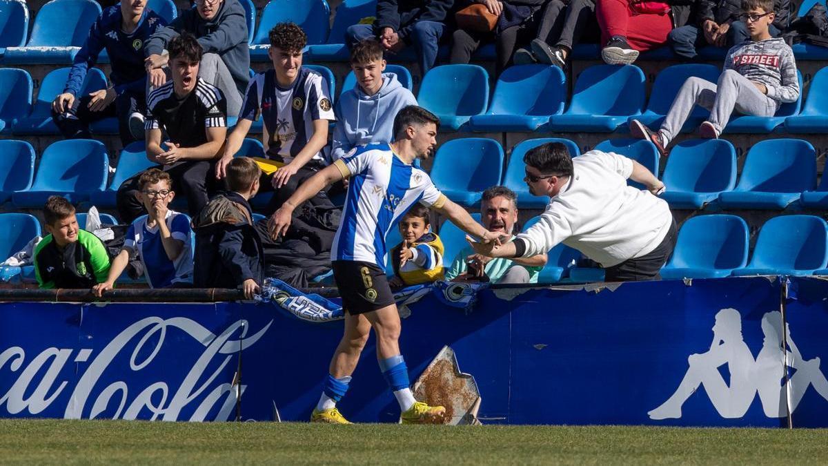 Alvarito choca la mano con un seguidor del Hércules después de ser sustituido durante un partido la temporada pasada.