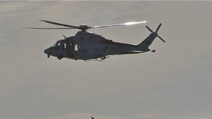 El helicóptero de Salvamento recupera el cadáver de una víctima.