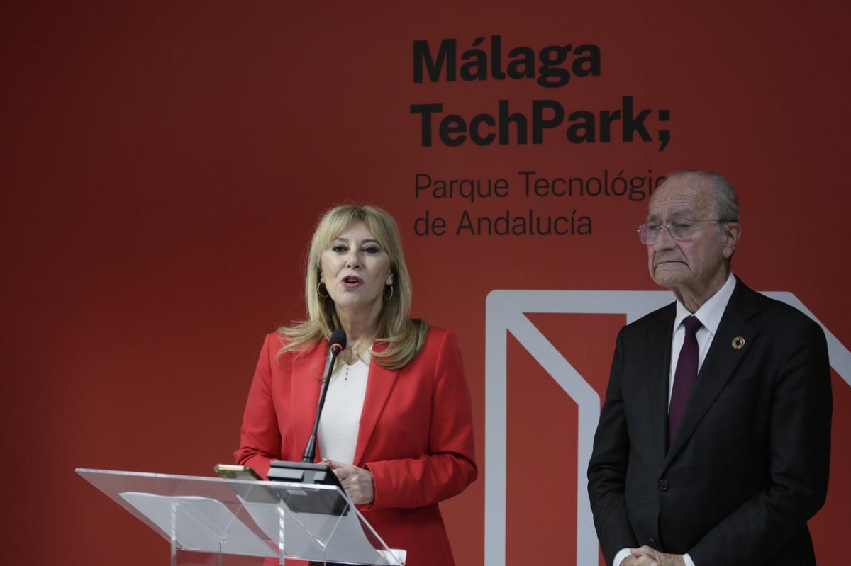 La consejera de Economía, Hacienda, Fondos Europeos y Diálogo Social, Carolina España, y el alcalde de Málaga, Francisco de la Torre, este lunes presetando los resultaods de 2025 del PTA.