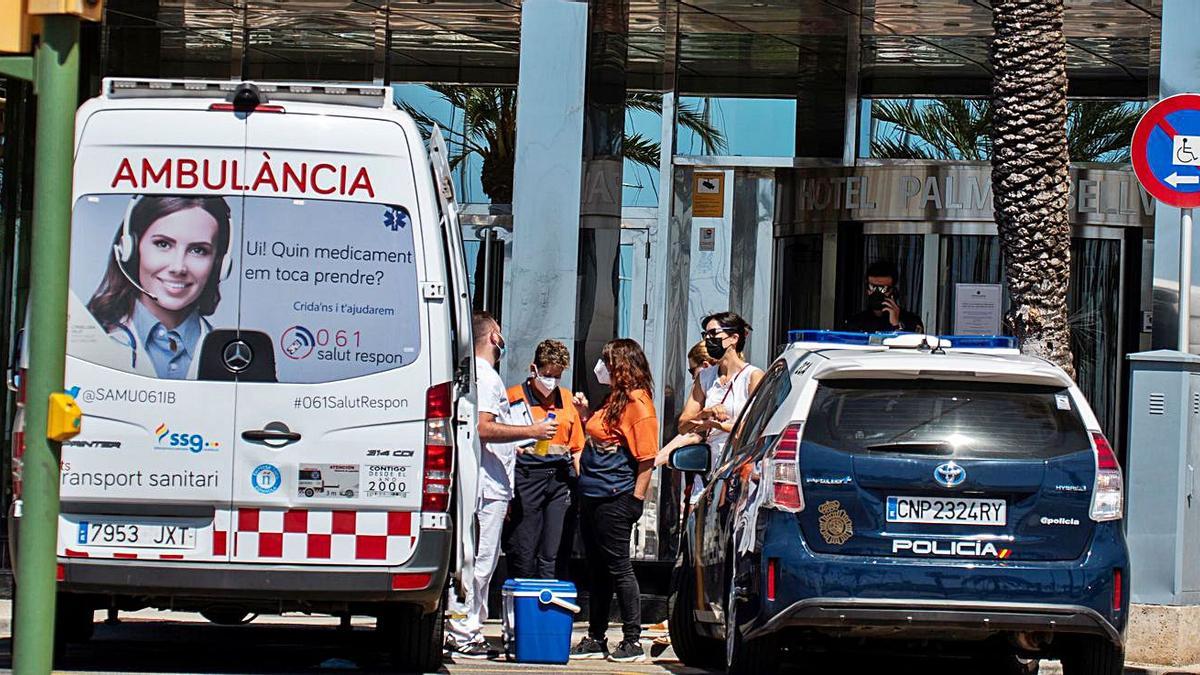 La Policía custodia la entrada del hotel Palma Bellver, donde están aislados los jóvenes. | CATI CLADERA / EFE