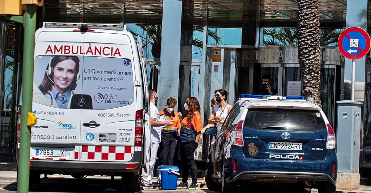 La Policía custodia la entrada del hotel Palma Bellver, donde están aislados los jóvenes. | CATI CLADERA / EFE