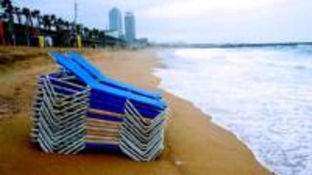 Temporal de levante en la playa de la Barcelona, el pasado mayo.