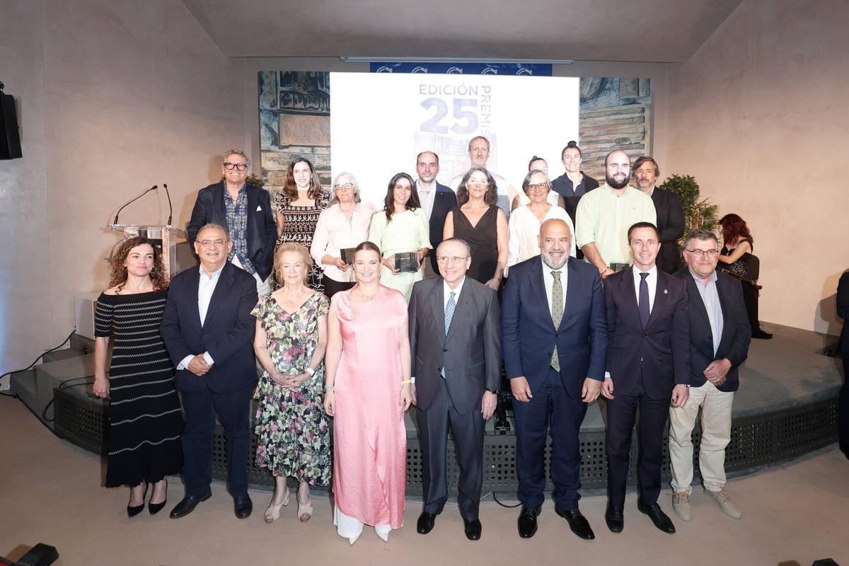 Los galardonados con los Premis Diario de Mallorca 2026 posan con Javier Moll, presidente de Prensa Ibérica; Marga Prohens, presidenta del Govern; Llorenç Galmés, presidente del Consell; Jaime Martínez, alcalde de Palma, y otras autoridades
