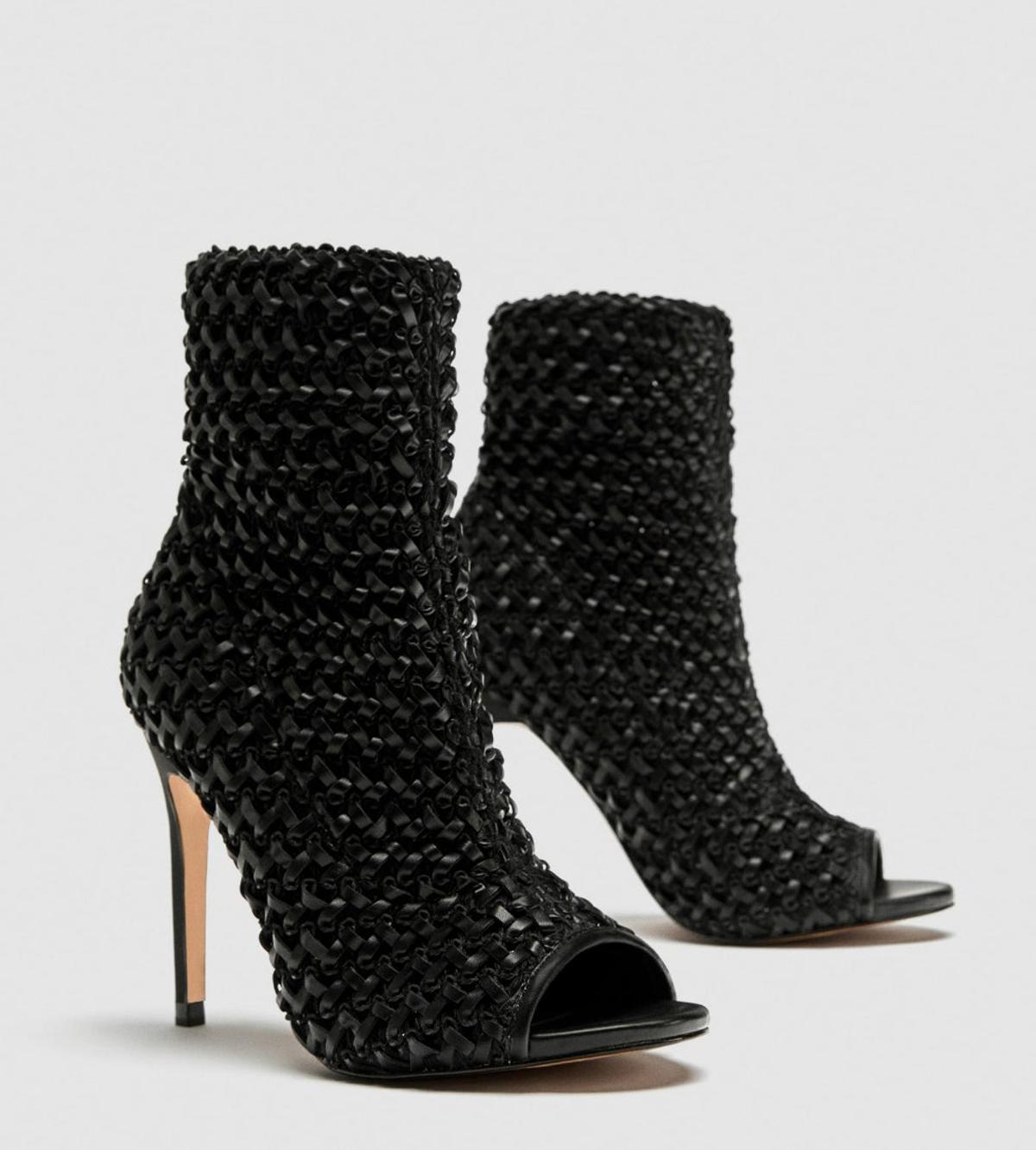Sandalias trenzadas abotinadas de Zara.