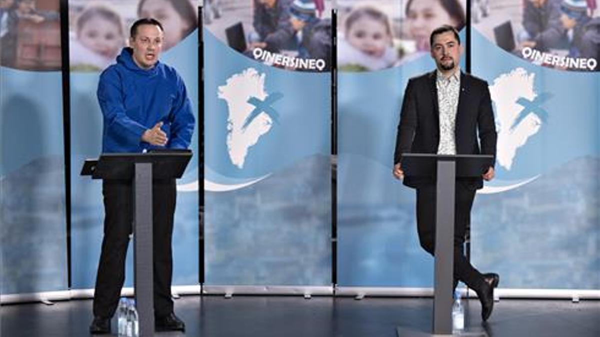 Los candidatos Erik Jensen de Siumut, y Mute B. Egede de IA, participan en un debate previo a las elecciones parlamentarias.