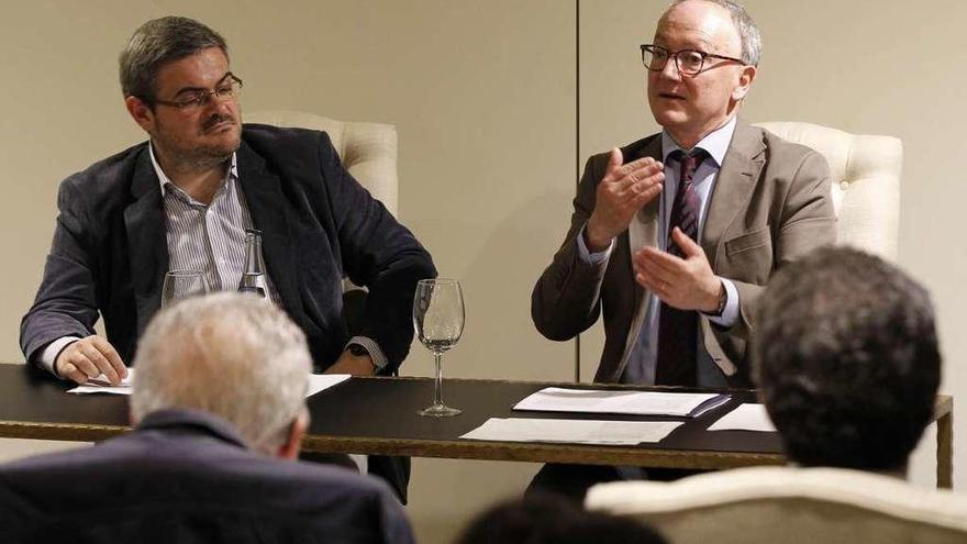 Sobrino Heredia (d.), durante su intervención sobre &quot;Los efectos del &#039;Brexit&#039; en la pesca gallega&quot;. // J. Lores