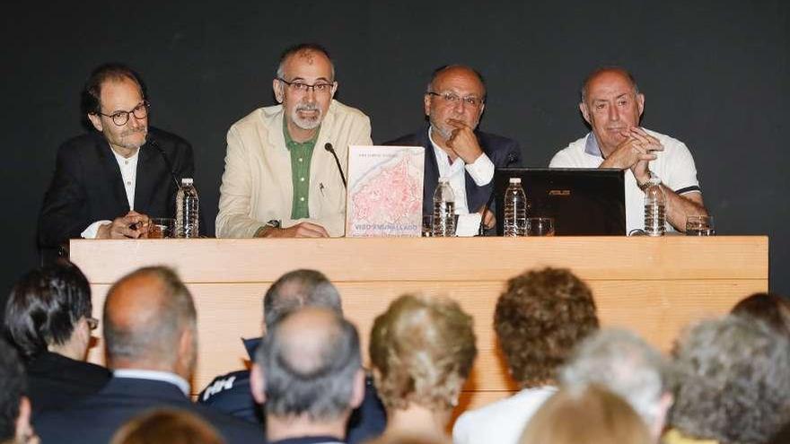 Giráldez Lomba, Abad, Losada e Iglesias Veiga, ayer, durante el acto en el MARCO. // FOTOS: R. Grobas