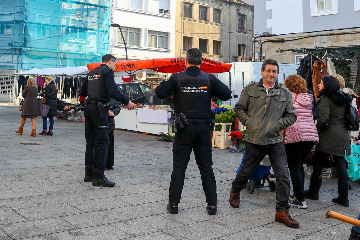 Efectivos de la Policía Nacional, en el mercadillo ambulante.