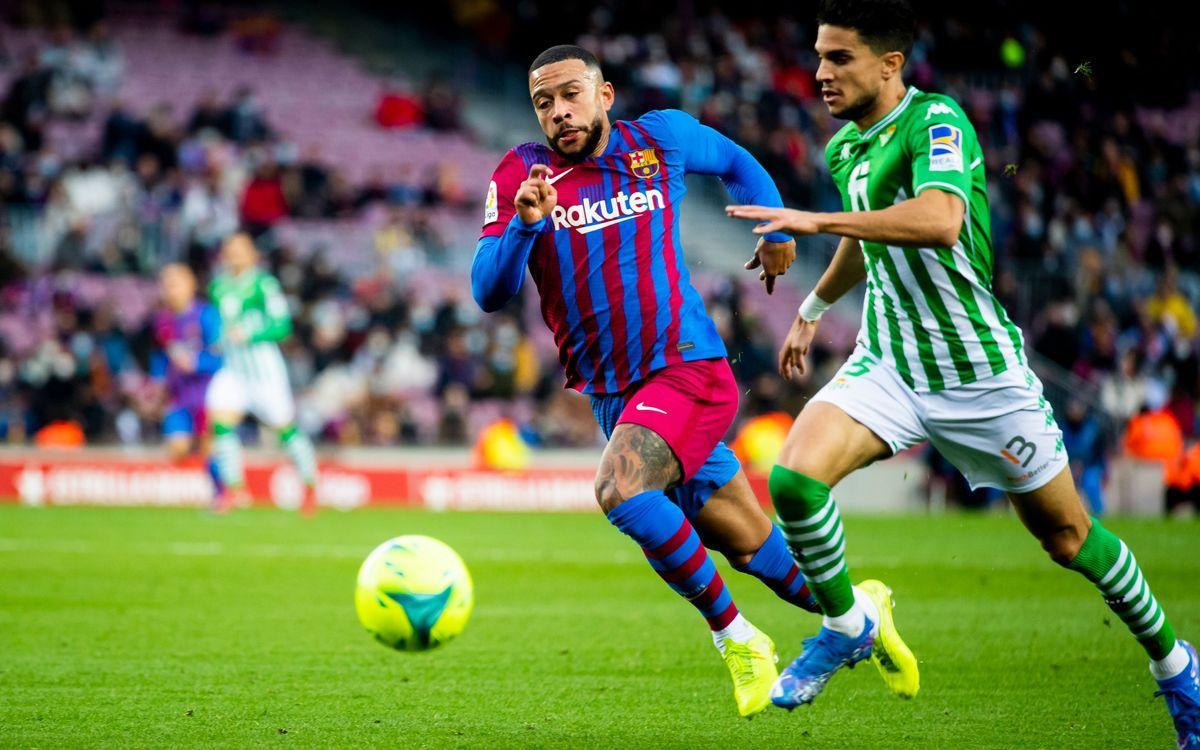 Memphis persigue a Bartra durante el Barça-Betis en el Camp Nou.