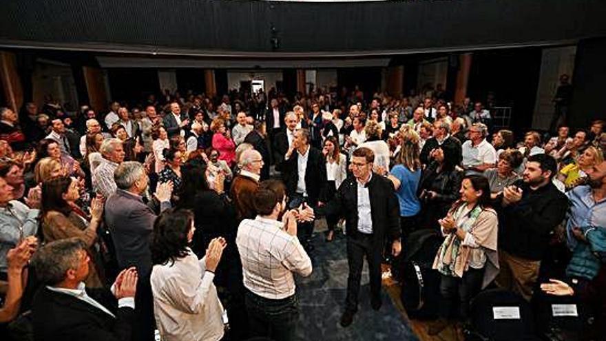 Feijóo, Domínguez y Millán Mon saludan a los asistentes al mitin celebrado ayer en Pontevedra.