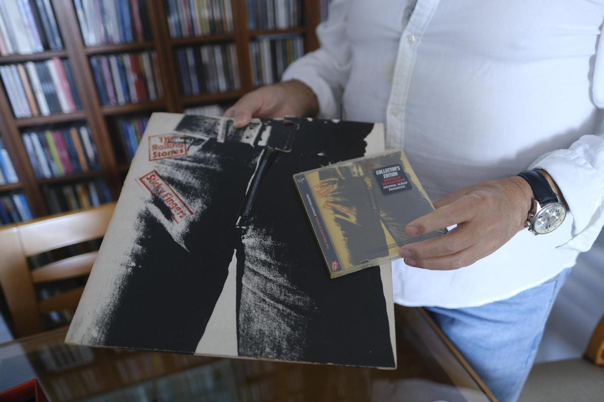Fran Rivero muestra 'Sticky Fingers', de los Rolling Stones, en disco y CD.