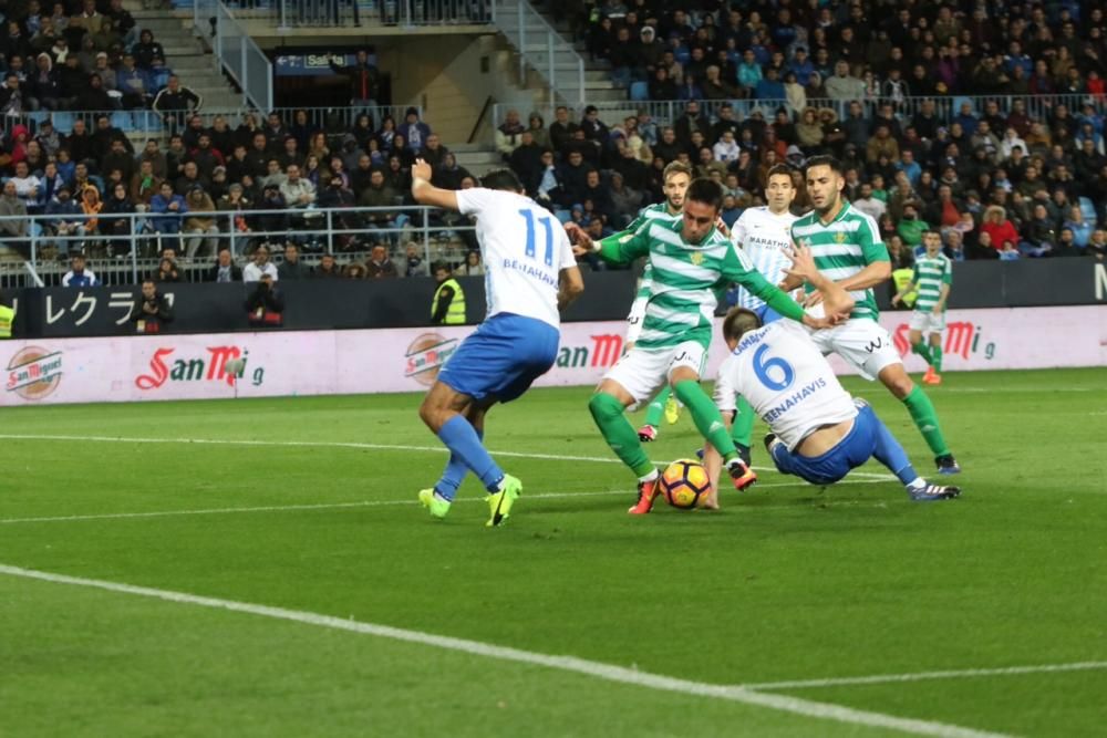 Las imágenes del derbi andaluz en La Rosaleda, que estuvo precedido de un minuto de silencio en memoria de Pablo Ráez. Sobre el césped, el conjunto bético remontó un choque en el que el Málaga CF no estuvo bien.