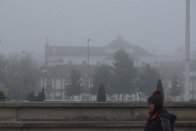 FOTOGALERÍA / Una densa niebla despierta Córdoba