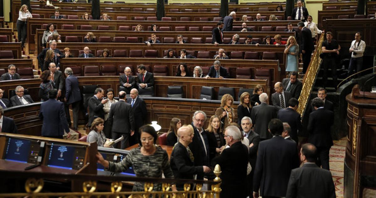 Los diputados, en el Congreso, ayer durante el receso por la indisposición de Joan Baldoví.