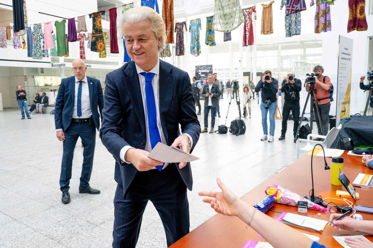 El líder de la ultraderecha en Países Bajos, Geert Wilders, vota en las elecciones europeas