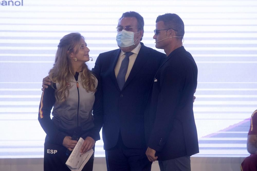 Antonio Orozco canta en la presentación de la vestimenta del Equipo Paralímpico Español en La Marina de Valencia