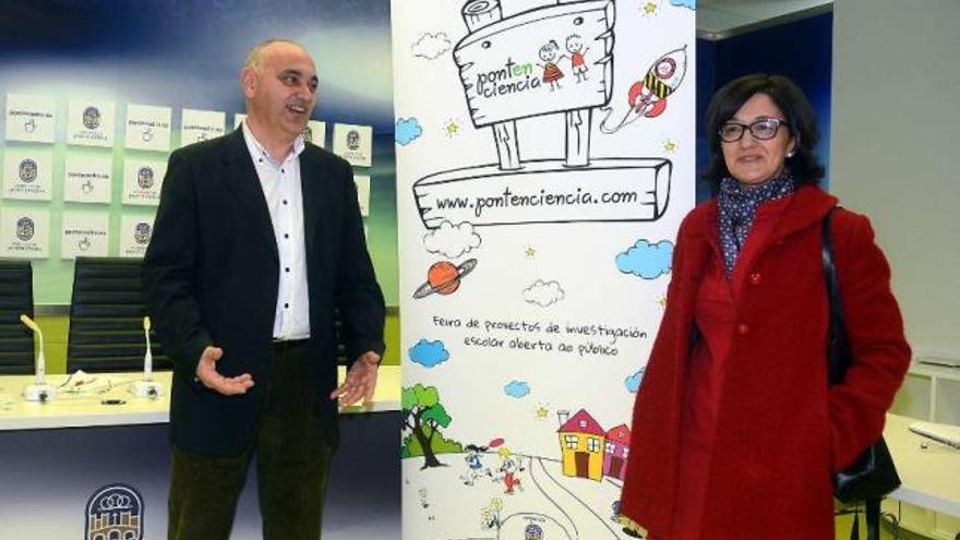 Agustín Fernández y Antonia Blanco en la presentación, ayer, de la feria sobre cultura científica. // R. V.