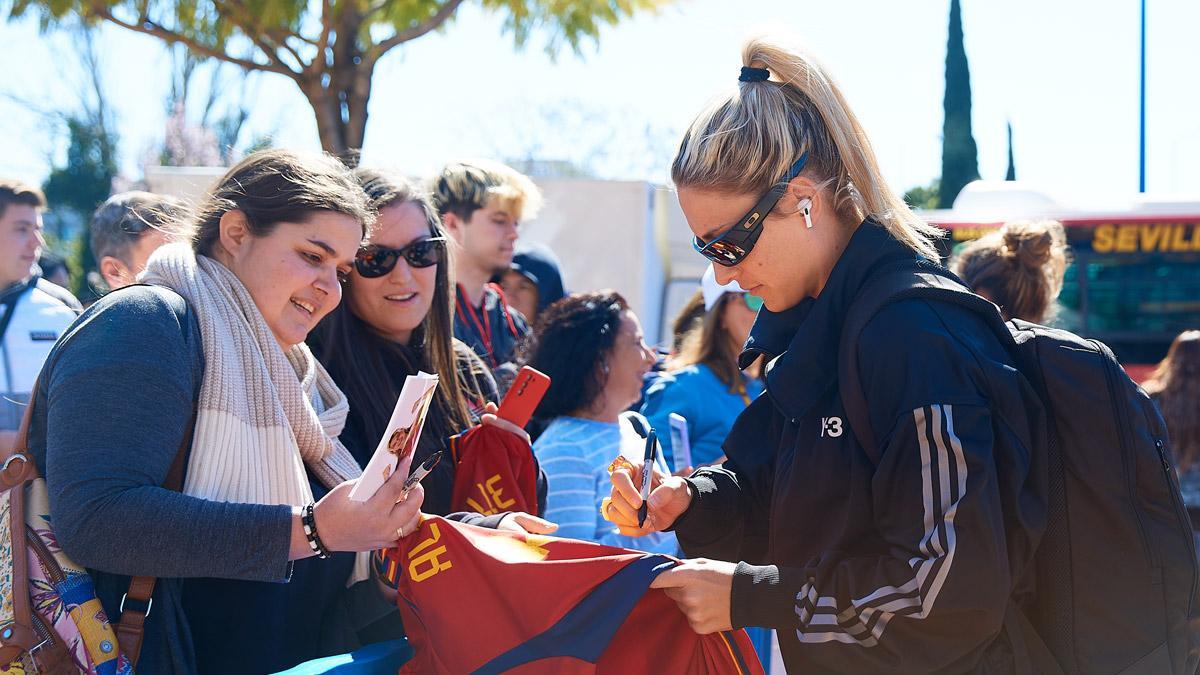 Alexia firmando autógrafos a su llegada a Sevilla