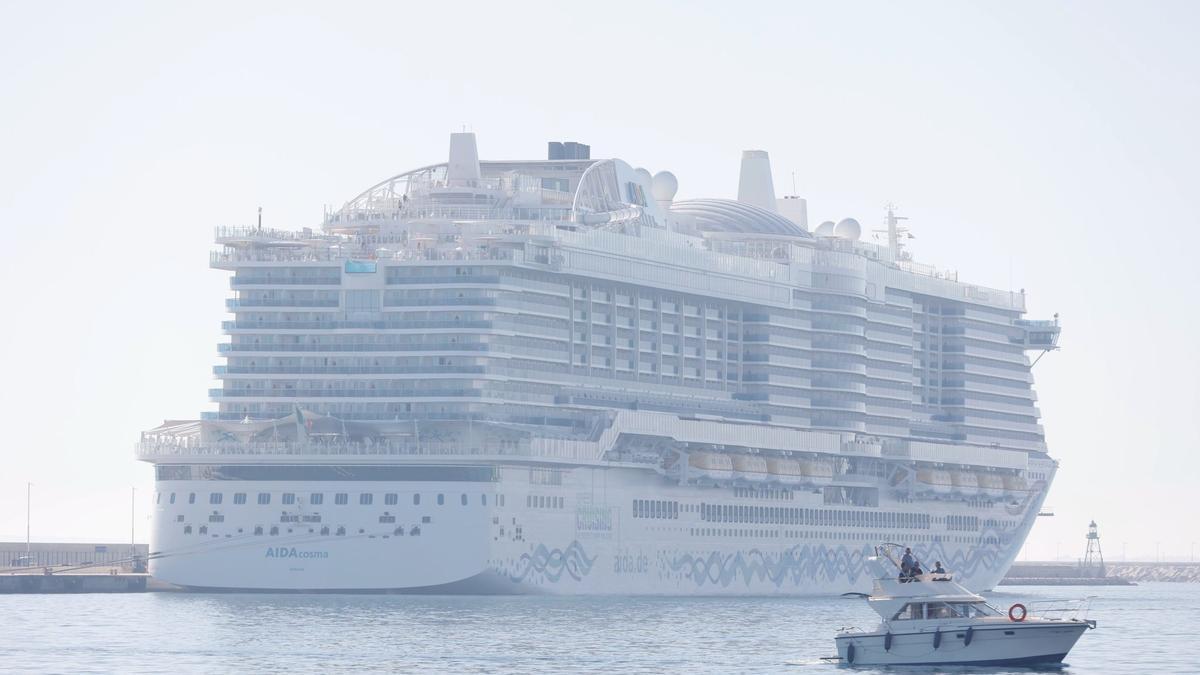 El crucero Aida Cosma llegando a Alicante.