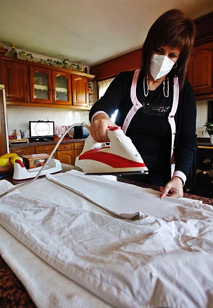 Marta Martínez planchando en su casa.