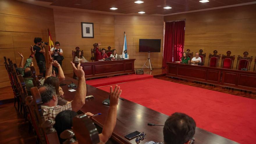Cambados aprueba los festivos con acusaciones de «cacicada» de PP y Pode