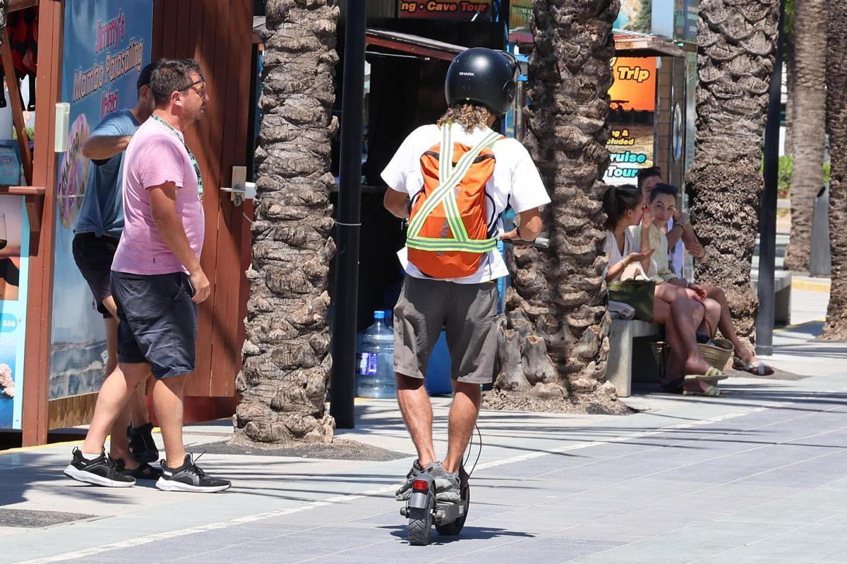Galería: campaña de concienciación y control sobre la circulación de patinetes eléctricos en Sant Antoni