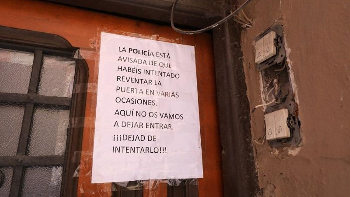 Imagen de recurso de un cartel contra la okupación también en el Casco Antiguo de Zaragoza.