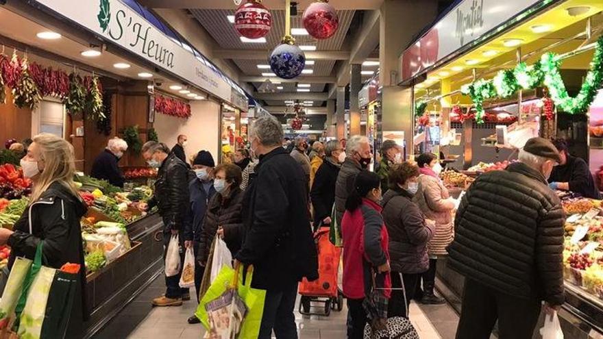 Ciudadanos hacen sus compras de Navidad en el Marcat de l&#039;Olivar, en Palma. Foto: R. S