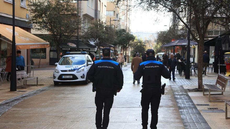 Dos policías locales de A Coruña salvan a un joven en la zona del Orzán con el torniquete que había comprado uno de ellos