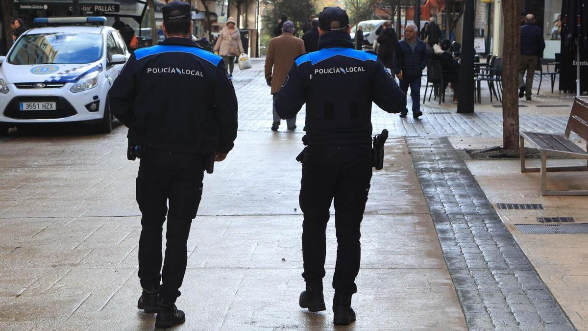 Dos policías locales de A Coruña salvan a un joven en la zona del Orzán con el torniquete que había comprado uno de ellos