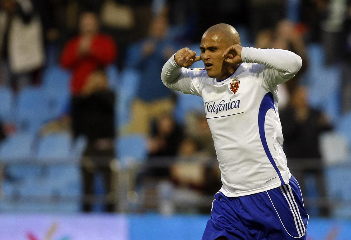 Suazo ceebra un gol ante el Mallorca en La Romareda en abril de 2010.