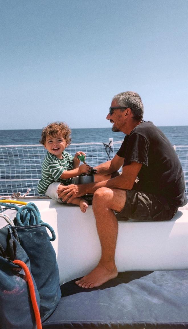 Ori y Leo mano a mano en el velero Forquilla.