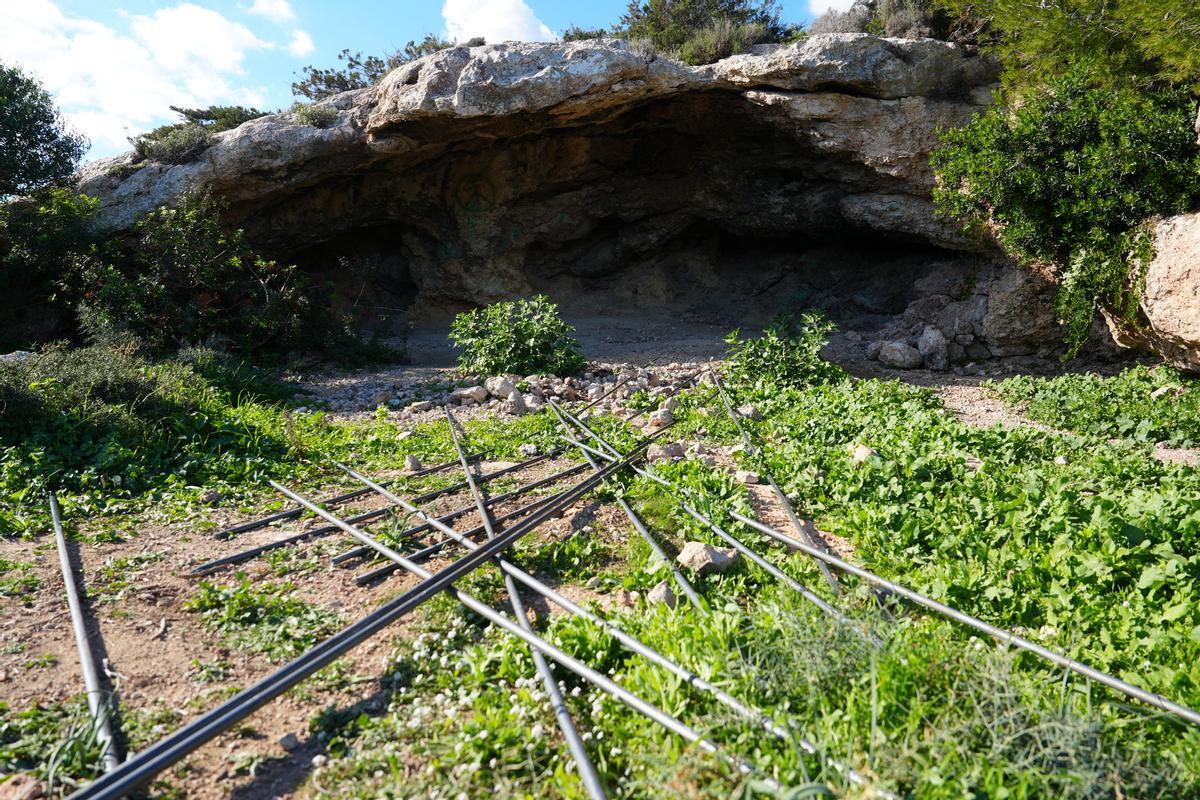 Vaciado de una de las cuevas para su clausura