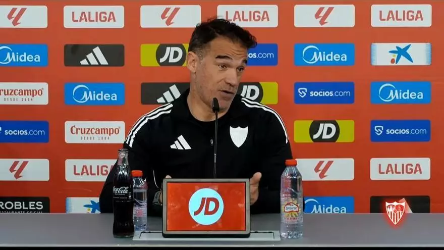 El entrenador del Sevilla, "convencido" de que va "a conseguir la permanencia sufriendo"