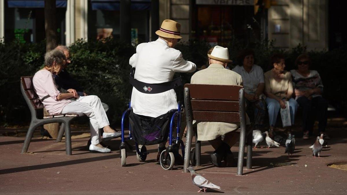El gasto en pensiones registra una cifra récord en noviembre. En la foto, unos jubilados en Barcelona.
