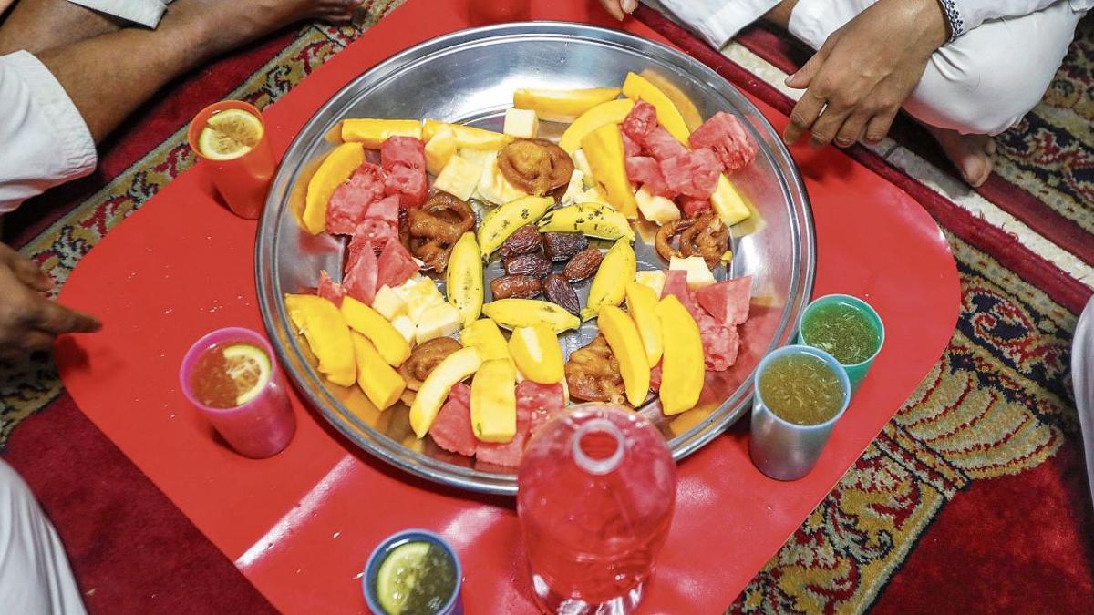 Los dátiles son esenciales para romper el ayuno, al igual que la fruta.