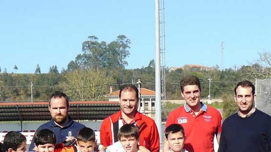 Parte de los integrantes de la escuela riosellana de fútbol tras recibir nuevo material en un curso anterior.