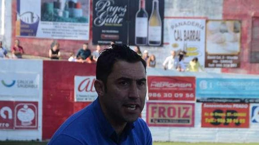Antonio Fernández, animando a sus jugadores ayer. // G. Núñez