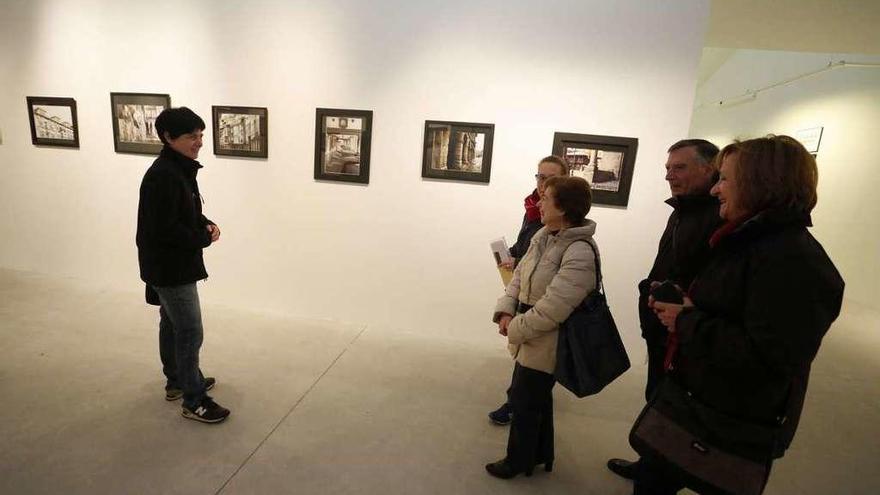 Gema Sánchez guía una visita a su muestra de fotos en el Valey